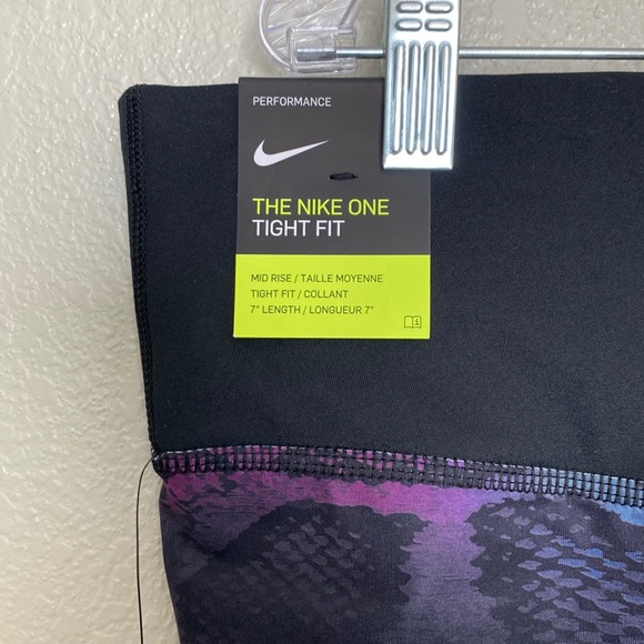 Nike Women’s Mid Rise Tight Fit 7”Length Shorts XXL - Picture 3 of 5